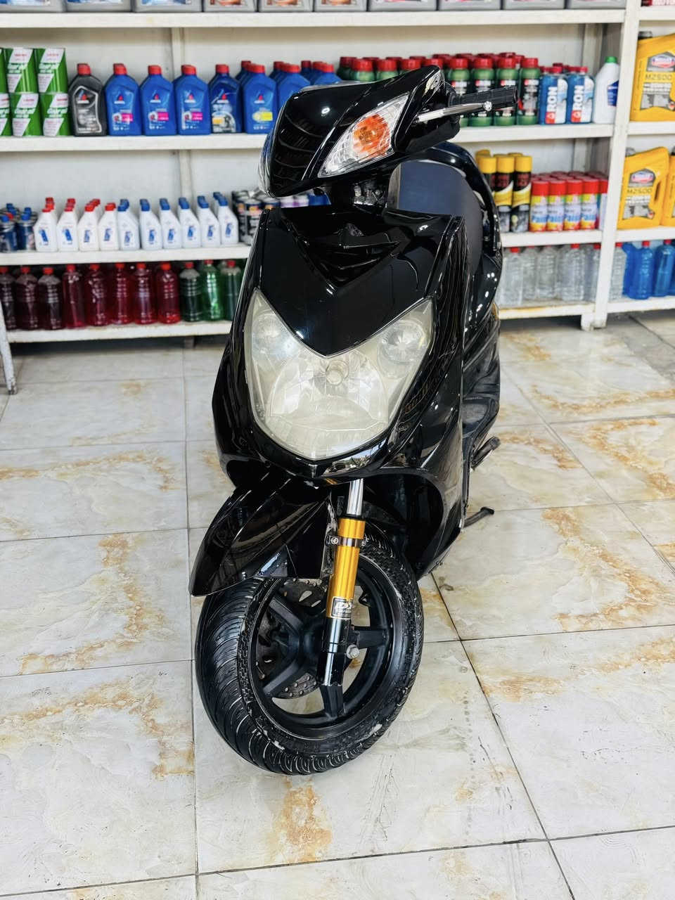 السلام عليكم دراجه سكنس فحل كابريتر نضافته ٩٠ بل١٠٠ كهربائيتها كلها شغال الدراجه مابيها نقص قبق هندر موجود تخم تاير جديد الدراجه بيها دبلات امامي رياضي ودبلات خلفي رياضي صلنصه صجميه محرك بلادي مكفول من تدخين نضوح كفاله السعر ٦٥٠ وبيها مجال مكاني دوره شارع ٦٠ رقمي ***********
