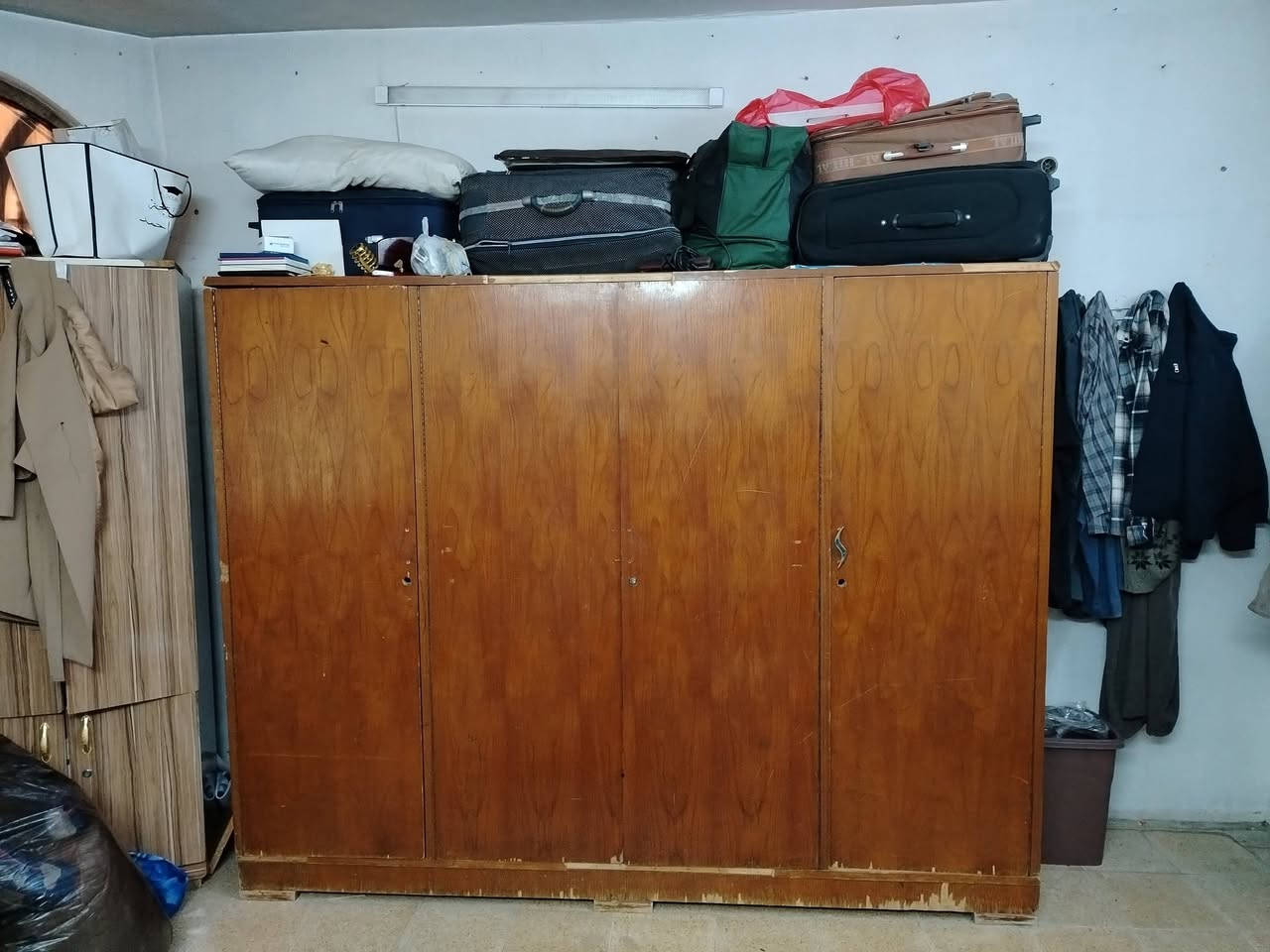 قنصور للبيع 4ابواب
مكان حي البكر 
السعر ٩٠ وبي مجال 
رقم ***********
