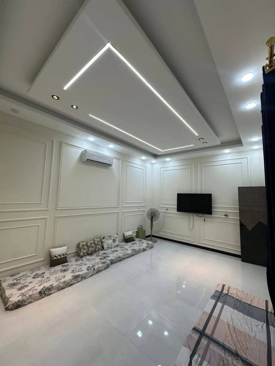 السلام عليكم الي يحتاج صباغ اني متواجد اشتغل ديكورات ونقشات هذا رقمي ***********
