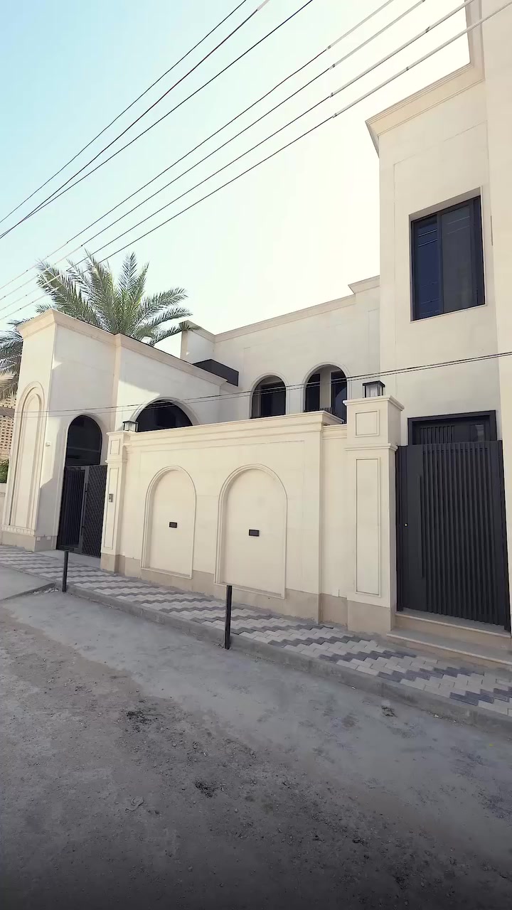 إحنا ما نسلّم بيوت وبس…
إحنا نسلّم قصص، سنين ما تخلص تفاصيلها.

وعلى أنغام حكايات كربلاء 
بساط الريح ياخذكم بجولة داخل دار الباشا…
دار انبنت بفكرة، وتننفذت بعناية.

من تداخل الأقواس ومع الزجاج،
لتعامل ذكي ويا الشمس،
انفتاح الصالة وربط الفضاءات مع بعض…
كل تفصيلة هنا محسوبة حتى تنطي راحة وفخامة تدوم

دار الباشا
تصميم وتنفيذ: مهندس علي السلامي 
***********
.
