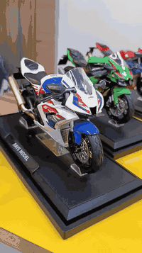 ورحمه الله وبركاته  متوفر دراجات مصغرة حديد وبلاستك تفاعليات اناره وصو...