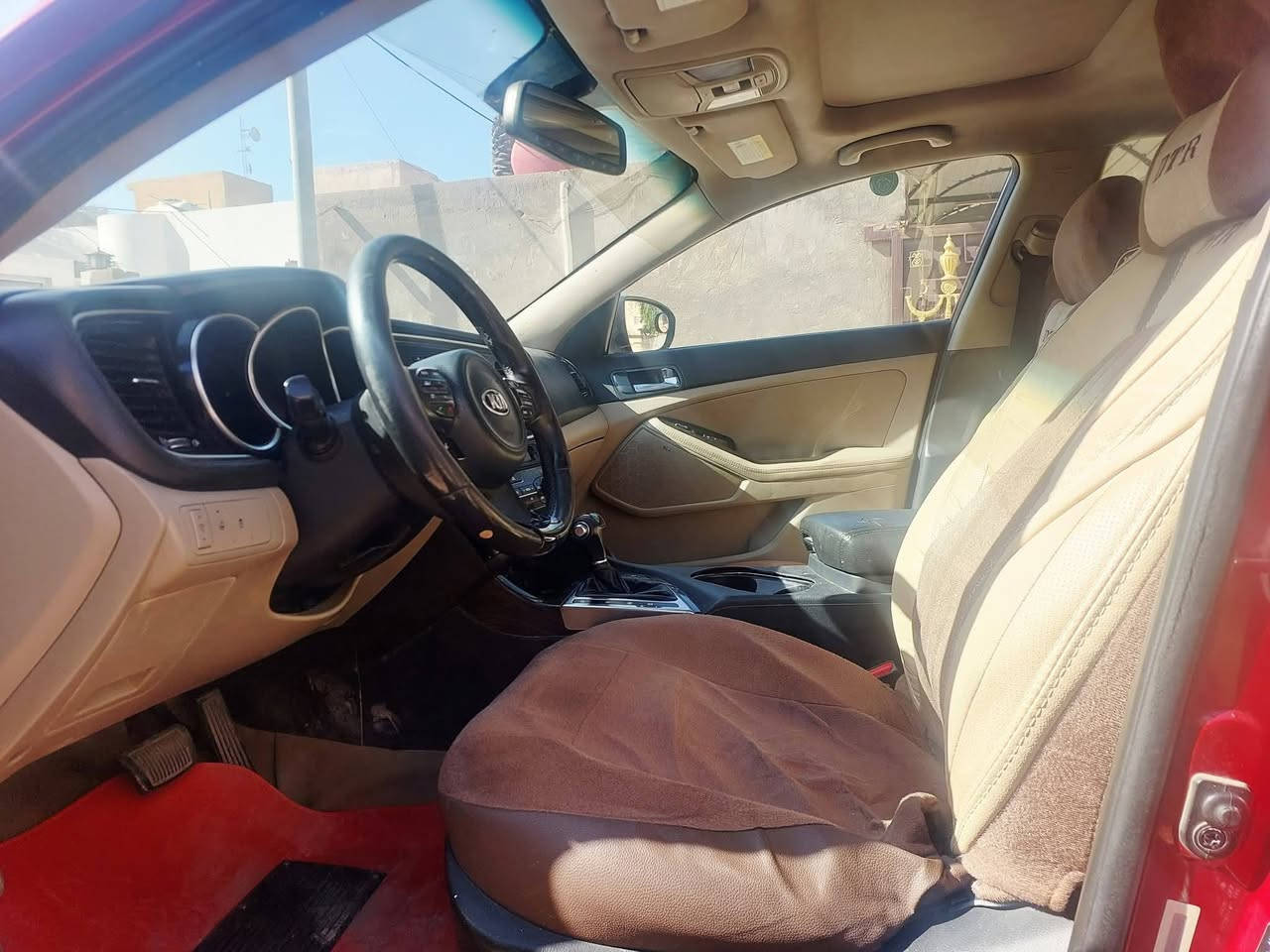 كيا اوبتيما 2014 أمريكي 
محرك 2400 GDI
گير أوتوماتيك 6 سرعات تبديل ناعم
لون أحمر لؤلؤي مميز
واجهة كروم رياضية أنيقة
- بانوراما مزدوجة كاملة
- تبريد وتدفئة كشنات
- قطعتين تبريد
- تحكم ستيرن كامل
- 3 وضعيات قيادة
- مثبت سرعة
- شاشة وسطية
- بلوتوث + USB + AUX
- أوامر صوتية واتصال من الدركسون
- كامرة خلفية
- حساسات
- مرايا كهرباء 
- زجاج ابواب جيلاتيني
- تبريد ثلج
-بصمة تشغيل وأبواب
وبقية مواصفات الفول المعروفة 
- سيارة مريحة جدًا بالسفر والاستخدام اليومي
السعر 11000$ . 
*********** 
المسيب / سدة الهندية .
