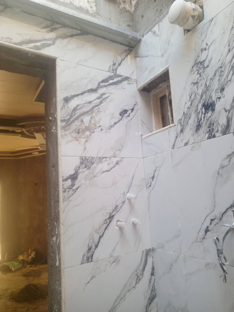 السلام عليكم خلفه سيراميك بورسلين كاشي شغل هندسي متفرغ حالياً ***********
