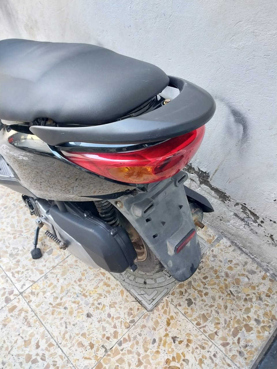 يالله للبيع بريز يباني طافيه امشي بيه وطفت سعر ٣٧٥ مكان بغداد بلديات مكينه مكفوله بس معرف ليش طفت كله بلادي دراجه جديده *********** خاص ماكو
