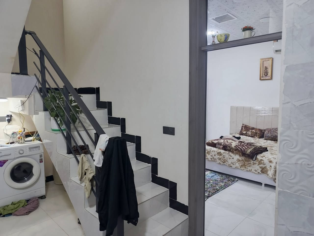 بيت ركن130 طابو مالك صرف بينا قبل 8 اشهر قاط واحد حي الشهداء قرب جامع الشهداء بيه غرفتين نوم و استقبال مطباخ حار وبارد مكان كلش راقي شارع عريض ***********
