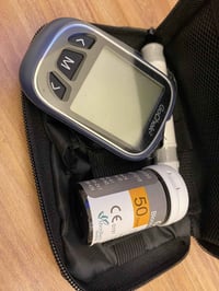 جهاز فحص نسبة السكر في الدم كل ملحقاته موجودة واهم شي جديد  للتواصل خا...