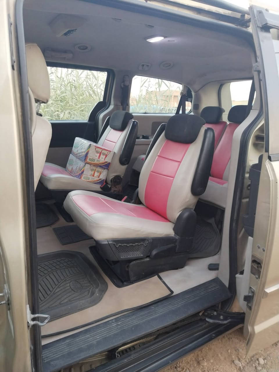 السلام عليكم من رخصة مدير الكروب دوج كرفان موديل 2010 لون ذهبي محرك 3300 تبريد ٣ كراسي بلع سياحي سياره جهازه وراد أمريكي حادثه باب سلايت الأيمن السعر 95 وبيه مجال ولسونار موجد ويه صور
***********
***********  ابو محمد
