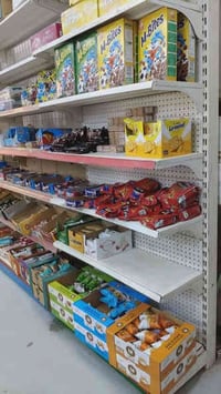 رفوف للبيع الارتفاع 2 متر ونص 8 خانات والعرض 7 متر للاستفسار 078117899...