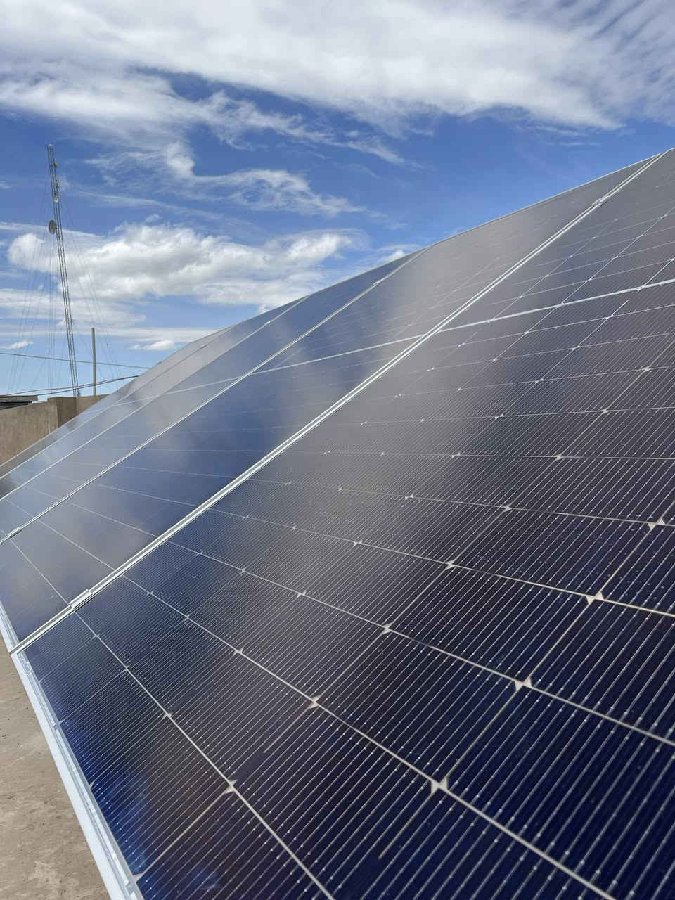 تحفة فنية 😍
وداعا لانقطاع الكهرباء 

منظومة ١٠امبير نهاري ١٠امبير ليلي. تجهز منزل الاخ عادل الكلوندي في حي امام احمد 
 مكونات المنظومة 
١-الواح لونجي ٧٠٠واط. عدد ٥ كفالة ١٥سنة
٢-انفيرتر ٦،٦ كيلو واط. هايبرد ماركة ES الشهيرة ip66   فول كاتم للصوت ومقاوم للاتربة والحرارة بكفالة ٥سنوات استبدال 
٣-بطارية داينس ارقى بطارية بالعالم   حجم ١٠كيلواط  ip65  كفالة ٥سنوات 
للاستفسار والمعلومات يرجى الاتصال بالرقم 
*********** 
او مراجعة مكتب ابل فون 
الشارع العام مقابيل المحكمة الجديدة
