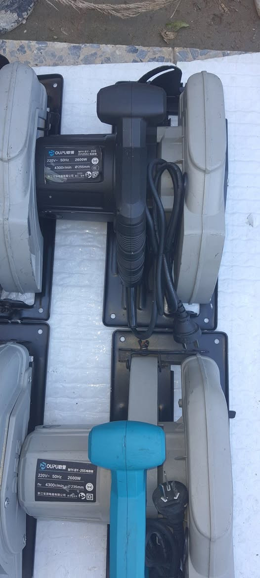 كترات حجم ١٠ انج بضاعه باله استراليا اصلي جديد غير مستعمل بدون كارتون موجود كميه للبيع ١٠ قطعه فقط للإستفسار الاتصال على الرقم *********** او على الخاص سعر المفرد ٧٥ الف والجملة كلهن شلع على الخاص
