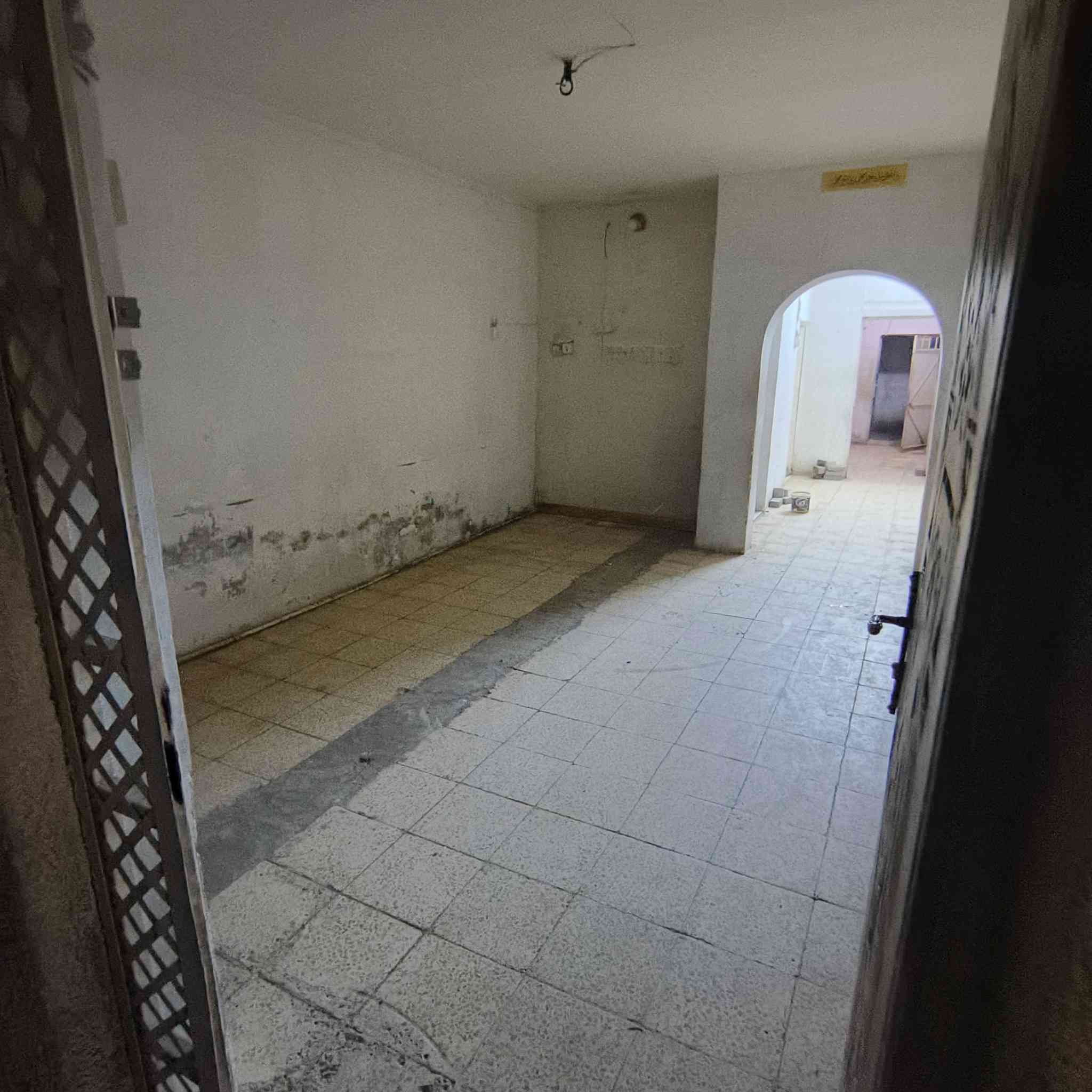 السلام عليكم دار للبيع 144 متر قطاع 51
يحتوي على ستقبال وصالة وغرفة نوم ومطبخ وصحيات داخلية وخارجية والطابق الثاني غرفتين نوم عكادة قريب من الشارع العام البيت حاليا فارغ تفاصيل اكثر وتساب ***********

