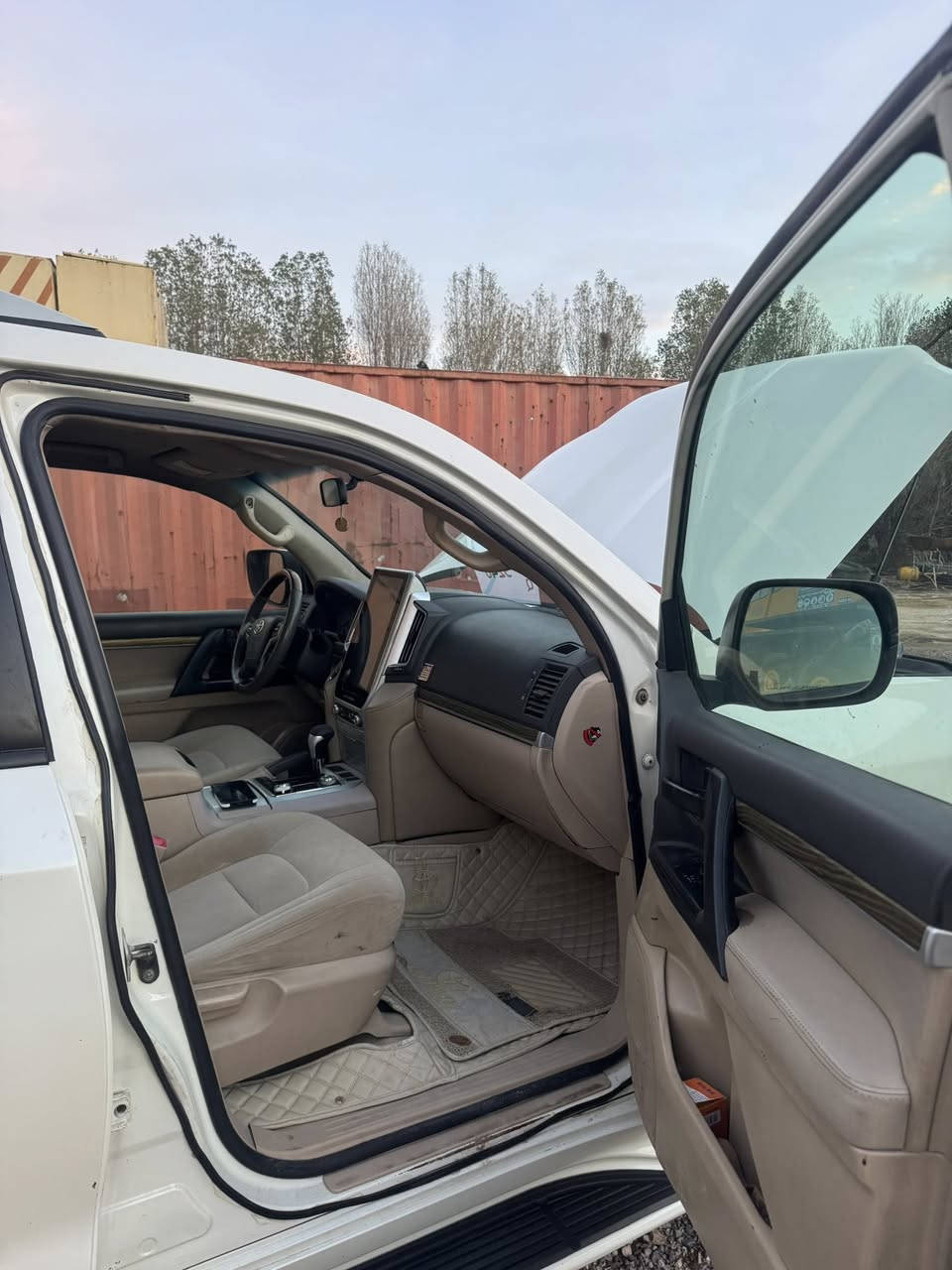 تويوتا لاندكروزر
محرك گاز  Diesel
2013 محدث 2021  بلكامل داخل وخارج 
 بيها مكانات صبغ ابيع صبغ عام مكفوله من تعمير 
رقم بصره  ب اسمي تحويل 
سياره جديده كلش وجاهزه من كل شي عليها ادامه كامله 
سعر 270 $ وبيها مجال 
مكاني بصره الزبير
***********
