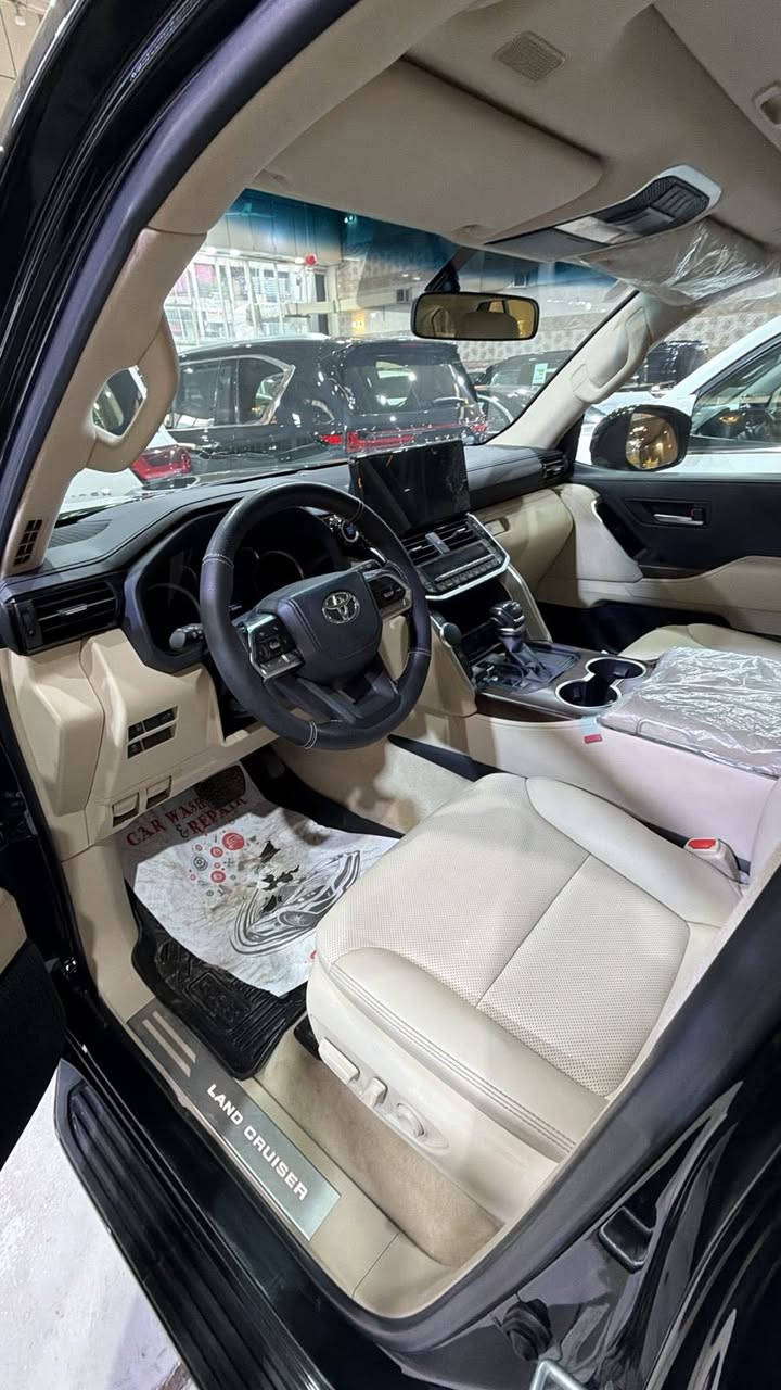 السلام عليكم
تيوتا لاندكروز 2024  GXR 
بريم  (مغلفه بالكامل) 
ماشيه 30 
كفاله عامه السياره 
نضيفه كلش رقم بغداد 
السعر 710 وبيها مجال 
العنوان الكراده 
للاستفسار ***********
