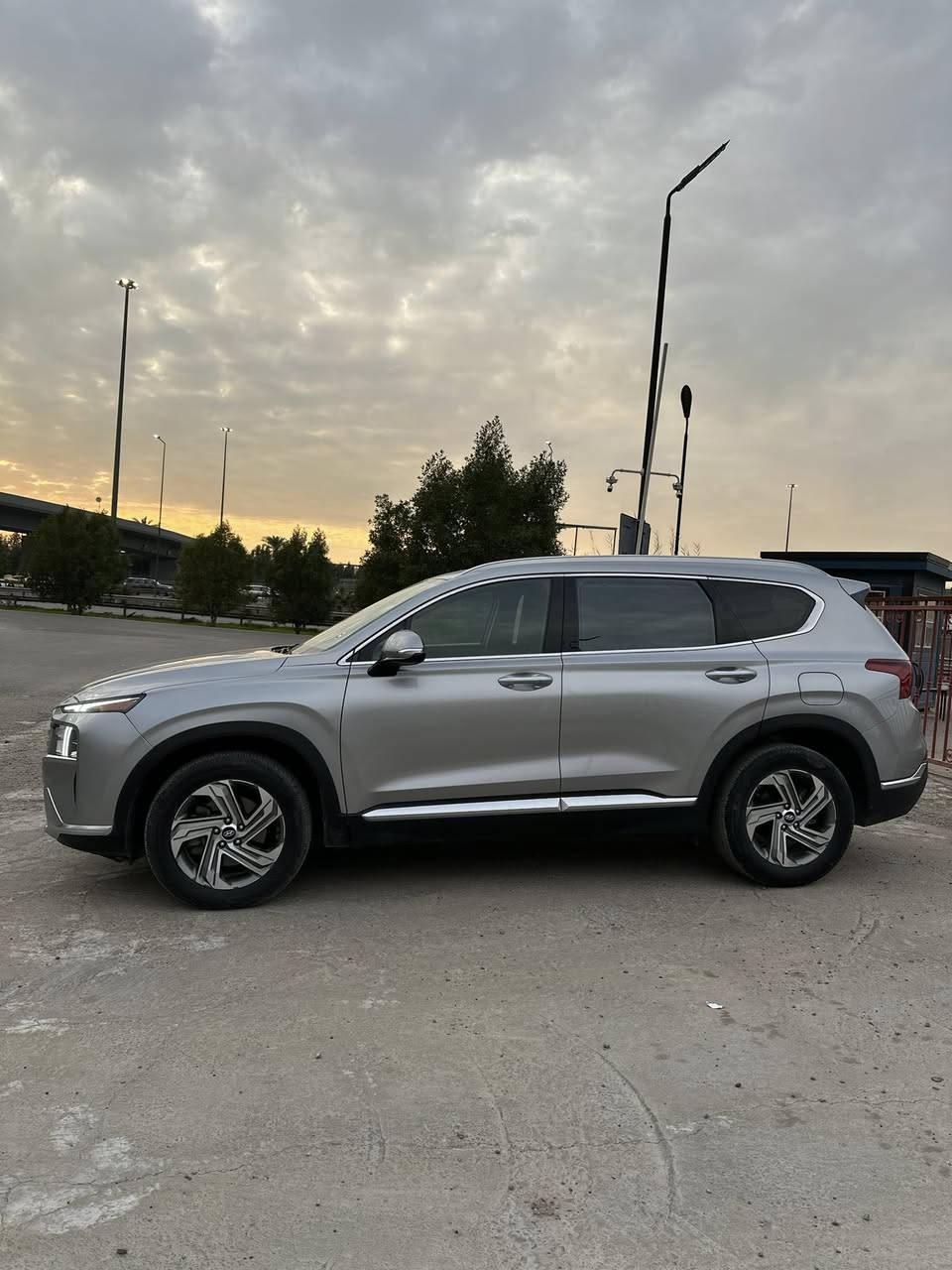 هونداي سنتافي موديل 2022  كفالة عامة ماشية 29 الف كيلو
مكينه 2500 تنفس طبيعي رقم اربيل تحويل مباشر 

المواصفات 🔰

 كاميرا 360 + تشغيل عن بعد  +  + 5 راكب +رادار امامي +قيادة ذاتية 
تبريد 2 قطع + مقعد سائق كهرباء
تحكم ستيرن فول +  + صندوق كهرباء + بردات خلفية + تدفئة المقاعد الامامي

مكان السياره / بغداد 

📞 للاستفسار - ‏***********
