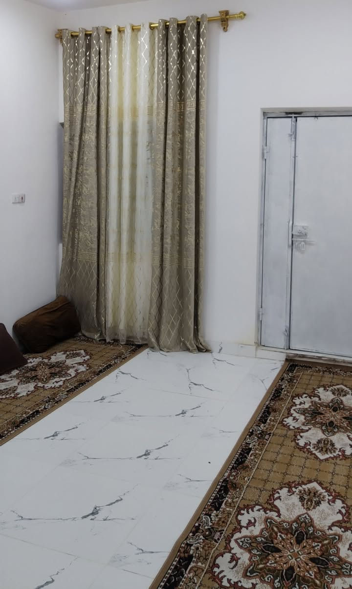 سلام عليكم موجود بين أليجار مساحه ١٠٠ متر بنيان جديد ونضيف بي غرفه وصاله ومطبخ واستقبال حمام داخلي وخارجي بيت مطبك ارضيته كله مع ماطور مقطوره الف لتر ماء جاهز العنوان الدفاس اسأله الماء منطقه العزه وات ساب *********** أدمن وافق أيجارة ٢٧٥ الف
