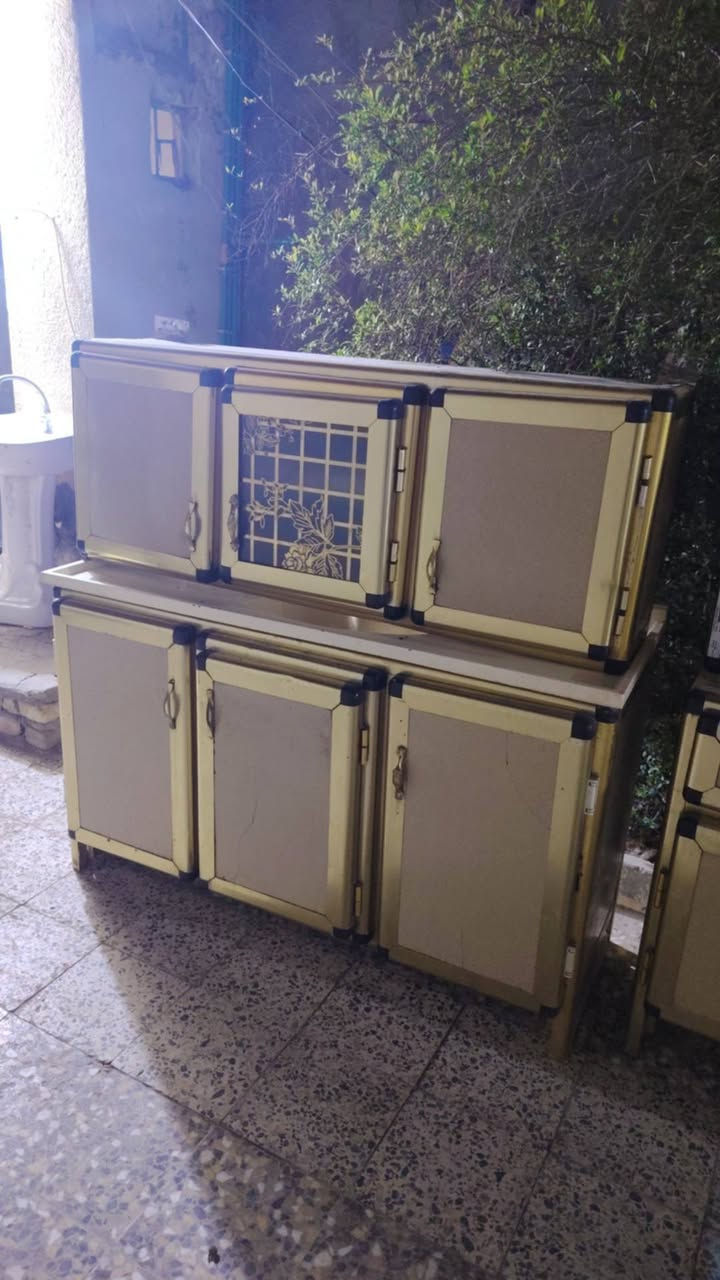 سلام عليكم عندي غراض لبيع كلشي وبسعره خادم اني 
1/كاونتر 4قطع سنك مرمر متر ونص ومعلق متر ونص وقطعتين مترين معلق وارضي 
2/وكاونتر قطعتين 
3/كاروك خشب 
4/كاروك تركي كامل اي ضرر ما بي وكلش نضيف 
5/طباخ شغال كلشي ما بي 
6 اوتي بخار ستان نضيف وشغال
رقم وتساب ***********
