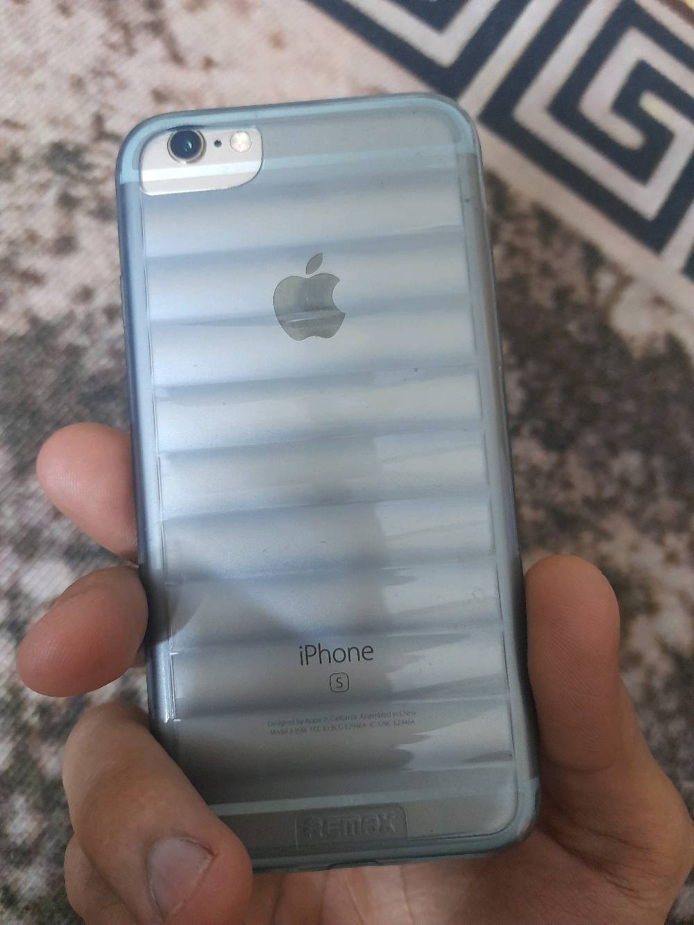 هاتف iPhone 6s بحالة جيدة، لون فضي، مع كفر حماية شفاف. تم الحفاظ عليه بعناية ويعمل بكفاءة عالية، الشاشة بدون خدوش والأداء ممتاز. البطارية ما زالت في حالة جيدة وتدعم الأداء الطبيعي للجهاز. مناسب لمن يبحث عن جهاز عملي وذو سعر مناسب.