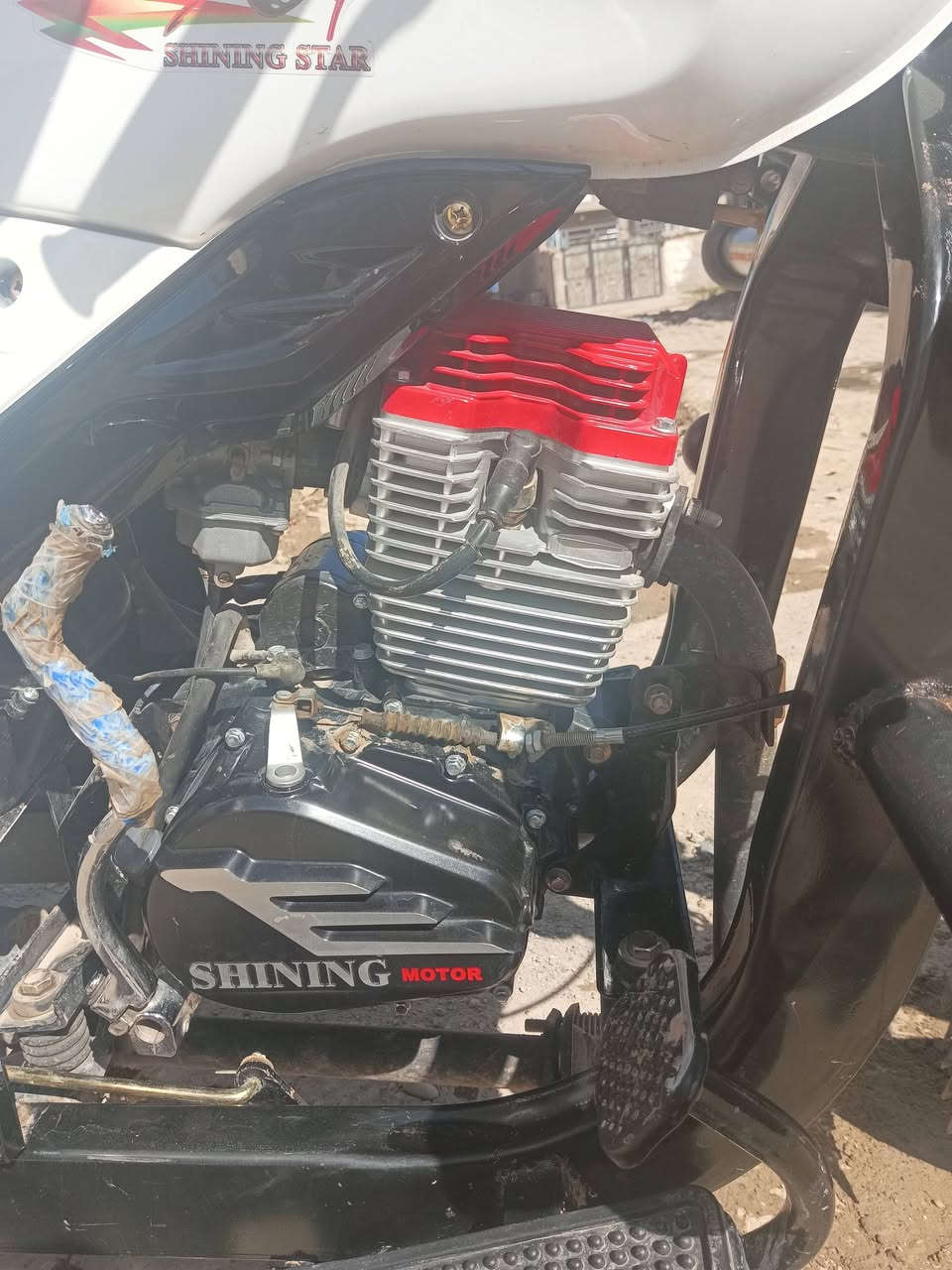 للبيع شاينك جمرة 
رقم وسنوية تحويل ثاني يوم جديدة سنوية البارحة طلعتهة 4جنكال فحل محرك 200cc مضمونة من محرك وشاصي تخم تاير جديد سنوية بسمي عنوان بغداد ابوغريب تصال وتساب ***********
