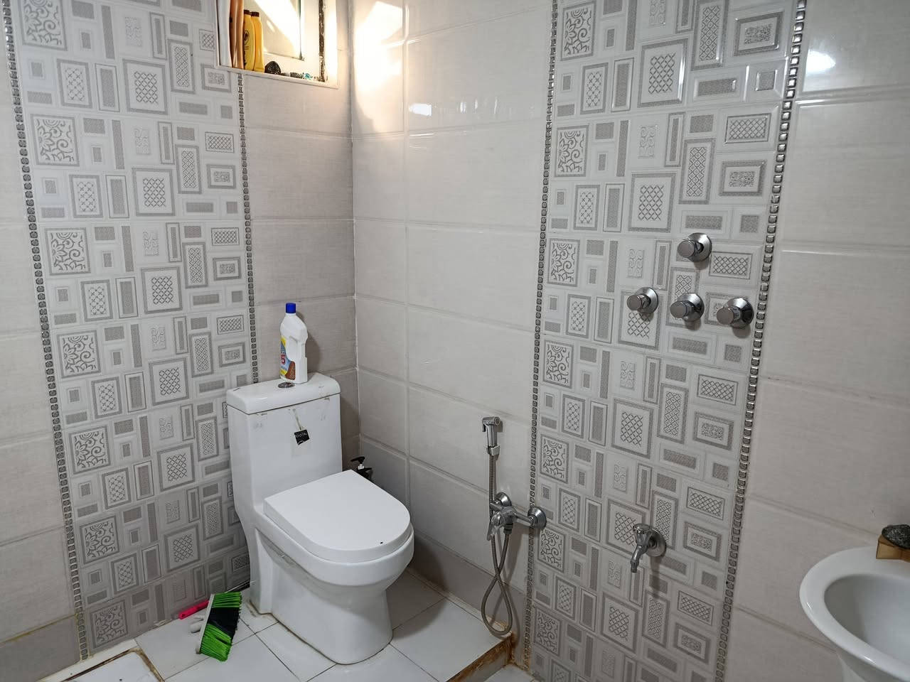 السلام عليكم بيت للبيع علوه الفحل شارع مخزن الموز قرب جامع صاحب الزمان 100م الاساس صب بناء طابوك يحتوي ع غرفه صاله مطبخ طارمه تخاريج داخليه وخارجه البيت معايز شي تجي وتكعد بي مذب الف عليه جاهز للاستفسار اكثر اتصال ع رقم التالي مكلف بالنشر ***********
