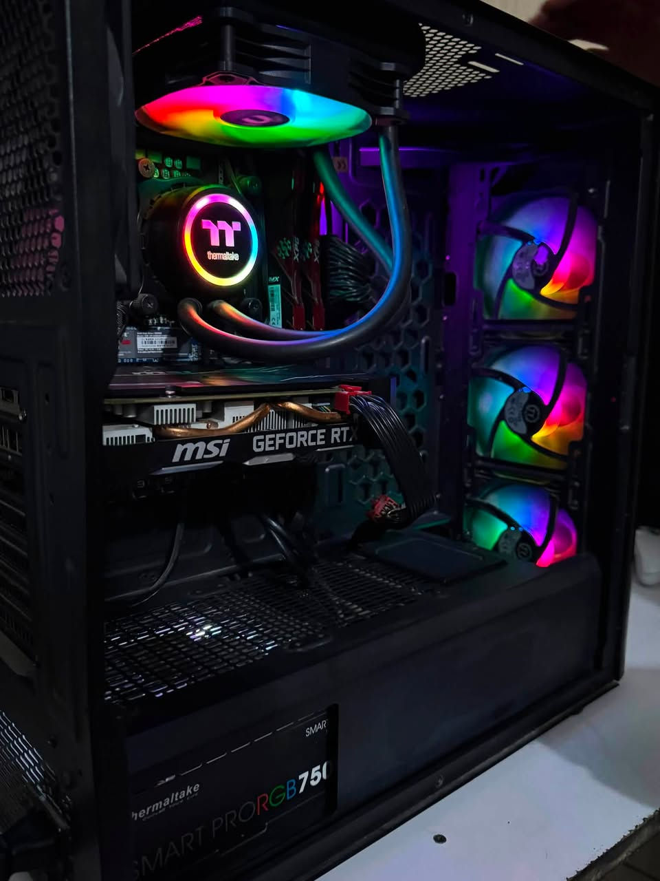 للبيع PC Gaming احترافي بحالة ممتازة
المواصفات:

CPU: Intel Core i7-9700K
GPU: MSI GeForce RTX 2060 SUPER 8GB
Motherboard: MSI MAG Z390M MORTAR
RAM: 16GB XPG DDR4 3200MHz
Storage: 1TB NVMe M.2 SSD
Power Supply: Thermaltake Smart Pro RGB 750W (80+ Bronze)
Liquid Cooler: Thermaltake Water 3.0 120 ARGB Sync
Case: Thermaltake RGB

الجهاز استخدام شخصي ونظيف جداً، ما بي أي عطل أو ملاحظة، وجاهز للفحص والتجربة جنت استعملها للمونتاج والبثوث 

مواصفات الشاشه :
SOONAA 
165 Hz 
27 inch 
مقعرة

السعر 900 الف عراقي
 مكاني بغداد ومتوفر توصيل لجميع انحاء العراق 
للاستفسار ***********
