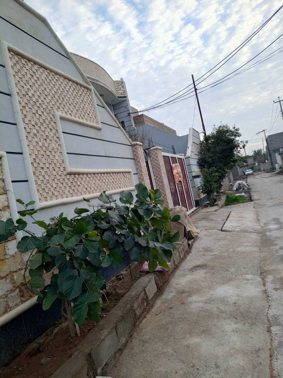 بسم الله الرحمن الرحيم.
عدد ٣ دور للبيع على أرض مساحتها ٣٠٠م طابقين .

بلاد الرافدين زراعي سند 25 موجود معاملة تمليك في البلدية 

الطابق الأرضي يحتوي على ٢ غرفة نوم مساحة 4*5 مع ٢ حمام غربي نظام سويت  مع   2استقبال مساحة 5*6. مطبخ 4*6مع صالة 4*15

الطابق الأول يحتوي على 2وحدة سكنية وكل وحدة تحتوي على استقبال 5*6مع نوم 5*4وحمام غربي داخلي نظام سويت مطبخ  3*4صالة4*7 درج خارجي وداخلي .

عبارة عن 3 وحدات سكنية مستقلة من ناحية الماء  ، الكهرباء ، المولد ، الصرف الصحي .

البناء نظام الرفت  مبني بمادة الطابوق ، بياض من الداخل واللبخ من الخارج ، سقوف ثانوية ، الأرضية بورسلين هندي والجدران سيراميك هندي، ابواب تركية  و pvc الشبابكpvc ، الكهرباء 3 فيز نظام بوري دفن ، كراج 5*6  ، عدد 2 حمامات خارجية مع 2حديقة تبليط وخدمات كاملة 

البائع مسؤول عن التحويل قانونيا .

للأستفسار أكثر واتساب ***********
