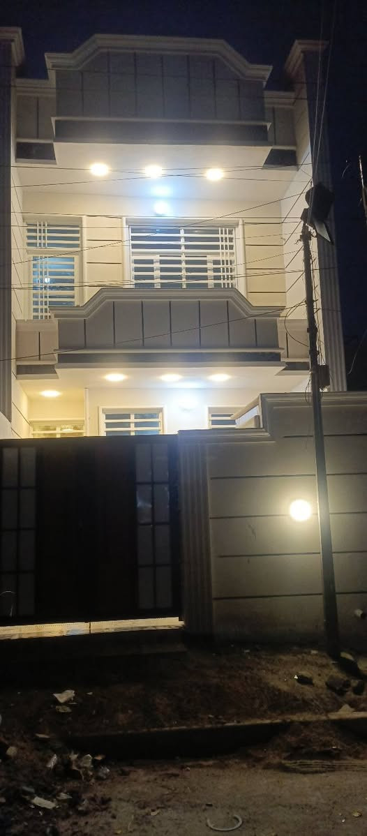 بسم الله الرحمن الرحيم مشتملات للبيع متوفره  جدد درجه اوله  مكانهن قرب كراج الأسدي  ومنطقه الجريخي  مساحتهم 100 متر بيهم خارطه 3 نوم للستفسار  مكتب الرواد *********** ويعلن مكتب الرواد تقديم القروض ولمبادره موافقات خاصه بدون اي مقدمه لحد ماتستلم القرض  يله اسلم اتعاب المحامي
