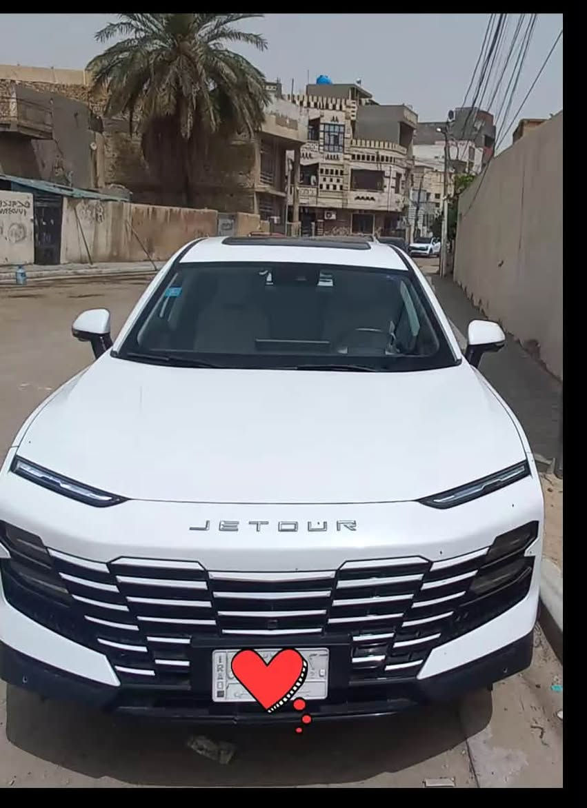 *  محرك 1600 سي سي تيربو (1.6 TGDI)جيتور داشنك 2024 رقم بغداد باسمي
* قوة المحرك: 197 حصان
* عزم دوران: 290 نيوتن.متر
* قير أوتوماتيك DCT مزدوج القابض 7 سرعات
* دفع أمامي (FWD)
* 3 أوضاع قيادة: Eco / Normal / Sport
* جنوط ألمنيوم قياس 20 إنج
* إضاءة LED أمامية وخلفية كاملة
* فتحة سقف بانوراما
* باب خلفي كهربائي مع فتح بدون استخدام اليد
* تشغيل بصمة ودخول ذكي (Keyless)
* تشغيل عن بُعد
* كاميرات 360°
* حساسات أمامية وخلفية
* شاشة عدادات رقمية
* شاشة وسطية 15.6 إنج
* نظام صوت عالي الجودة
* شاحن لاسلكي للهاتف
* مقاعد جلد فاخرة
* مقاعد أمامية كهربائية مع تبريد وتدفئة (حسب الفئة)
* مكيف أوتوماتيك ثنائي المناطق
* مثبت سرعة ذكي (Adaptive Cruise Control)
* المحافظة على المسار
* التحذير من مغادرة المسار
* مراقبة النقطة العمياء
* التحذير من التصادم الأمامي
* فرامل طوارئ أوتوماتيكية
* مراقبة ضغط الإطارات
* 6 وسائد هوائية
* فرامل إلكترونية EPB مع Auto Hold
* نظام الثبات الإلكتروني ESC
* نظام منع الانزلاق TCS
* نظام المساعدة على صعود ونزول المرتفعات
* سعة خزان الوقود 57 لتر
* صندوق أمتعة 486 لتر
* أبعاد السيارة: 4590 × 1900 × 1685 مم، وقاعدة عجلات 2720 مم.  
***********
