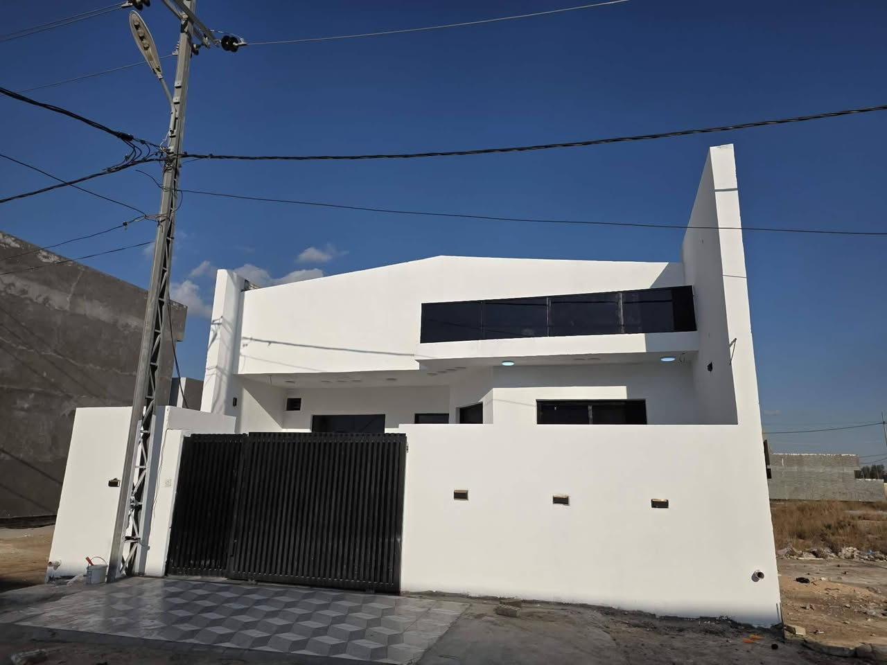 دار للبيع مساحه ٢٠٠ متر بناء درجه اولى طابوق جمهوري المكان الطهمازيه في مجمع الأمير السكني سند ٢٥ جميع الخدمات ماء مجاري تبليط كهرباء اناره مدارس وروضه ومركز صحي السعر ١٣٥ بيع مستعجل ماكو هيج سعر تعال واسأل للاستفسار ***********
