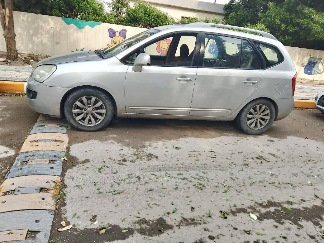 سلام عليكم للبيع كيه كارنزه.7راكب موديل 2012، محرك 2000 سياره كفاله  بس بيه بارد تبريد و تدفيه شغاله تايرات جديد صدر مامي خلفي جديد *********** بغداد الغزاليه شارع الضغط سعر 125  و بيه مجال
