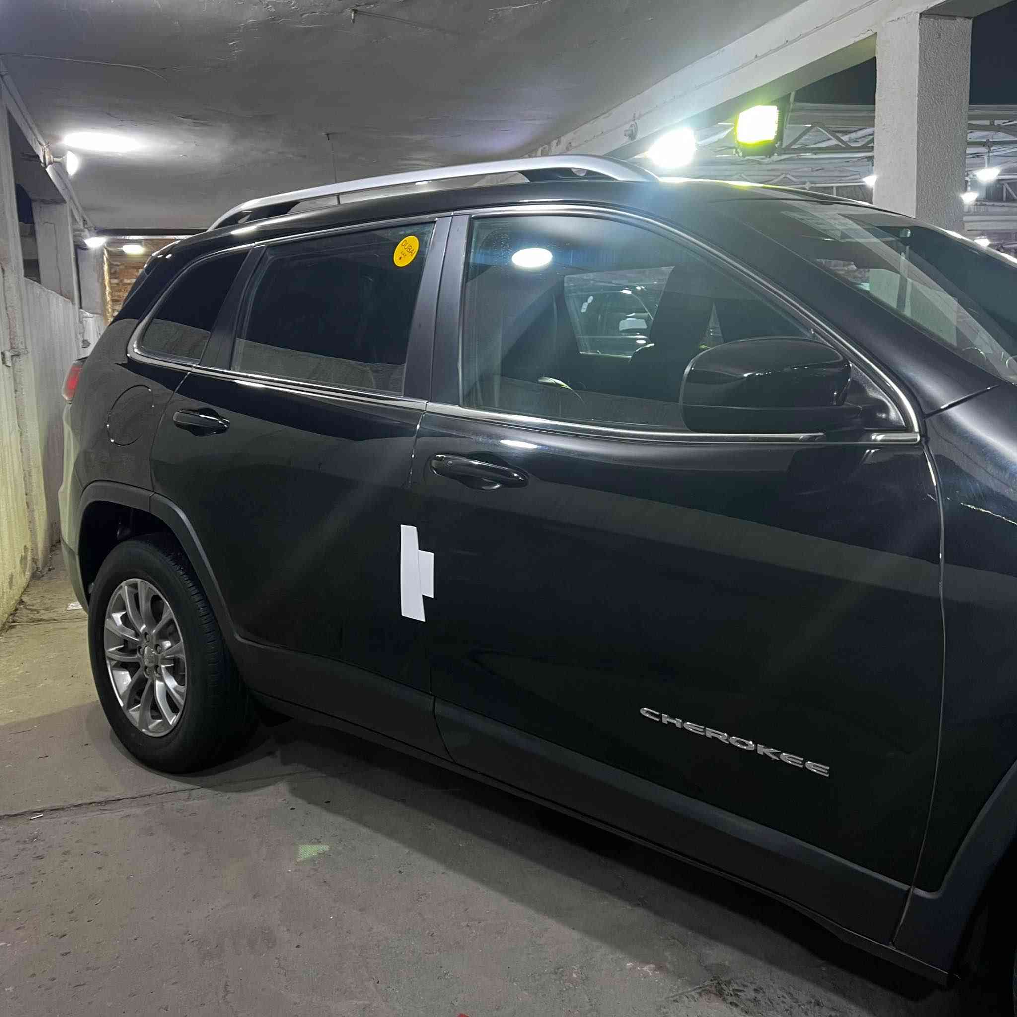 السلام عليكم 
جيب بزون 2020 لاتيدو
سياره جاهزه من كلشي كير مكينه حداده تبريد تخم تاير 
مواصفات 
كشنات جلد
شاشه 
سايد بريك بصمه
كشنات كهرباء 
باقي مواصفات معروفه مال لاتيدو 
رقم بصرة تحويل ثاني يوم 
حادثه فقط بنيد مبدل 
سعر 145 بيها مجال 
رقم *********** 
العنوان البصرة 
مكلف بنشر خابرني او تراسلني وتدلل البصرة, العراق
