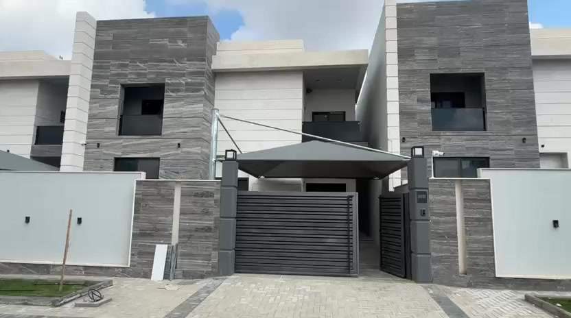 اعلان  يتوفر بيت للايجار
في مجمع عمر الراوي  المرحله ال6  .

. موصفات البيت 

 مساحه 260 متر

5 غرف نوم مع غرف اسويت عدد 2 
 صاله عدد 2 
استقبال ومطبخ وصحيات عدد 5
كراج سياره وحديقه 

علئ الرغبين بلاتصال ***********
