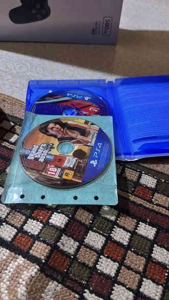 بلي 4 سلم نضافة 100/100 تجي تشوف مكفول من شخط مستعمل بس يومين فقط بي معة جوستك عدد 2 وحدة بالة وحدة تجاري أقراص عدد 2 جيتي اي وفيفة 19 مبرد شاحنة نفس الوقت العاب منزل بي بيس 26 وكلفديوتي و سيارات سعر 280 وبي مجال الاستفسار واتساب *********** مكان بصرة
