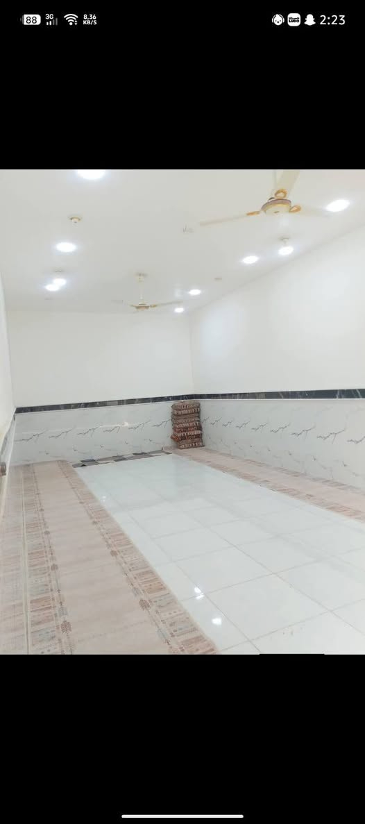 ياالله بيت زراعي للبيع منطقة دورسيدحمزه الاسكان الصناعي يحتوي على ثلاث غرف وصالة ستغبال مطبخ المساحه الكليه 350متربناءحديث السعر135بي مجال للشراي وتساب ***********
