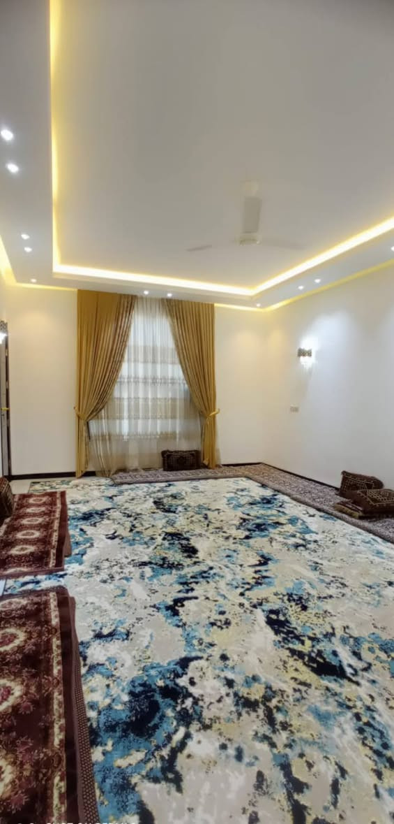 السلام عليكم 
بيت للبيع حي عدنان طابوا صرف
مساحة البيت 375 متر مجاور المدرسه
يتكون البيت من استقبال كبير (5×8) واستقبال صغير( 5×4) وصاله كبيره,( 5×9) وغرف عدد اثنان مساحة الواحده (6×4)  ومطبغ بارد (5.5×5) ومطبغ حار( 3.5×3.5 )ومجمع صحيات داخليه وخارجيه البناء طابق واحد البناء طابوق جمهوري والسطح شتايكر سنة البناء 2024 البناء كله درجة اولى كراج كبير وحديقة كبيره ومناور عدد ثلاث مطلوب سلفة اسكان 
موبايل ***********
