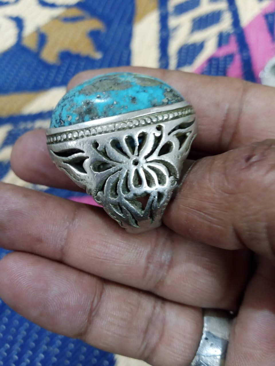 السلام عليكم محبس فيروزج تم نيشابور اصلي بس الفضه عيار 800 ايراانيه حجم الحجر 4سنتم حجر خشن للبيع او مراوس مكاني بغداد سبع اقصور ***********
