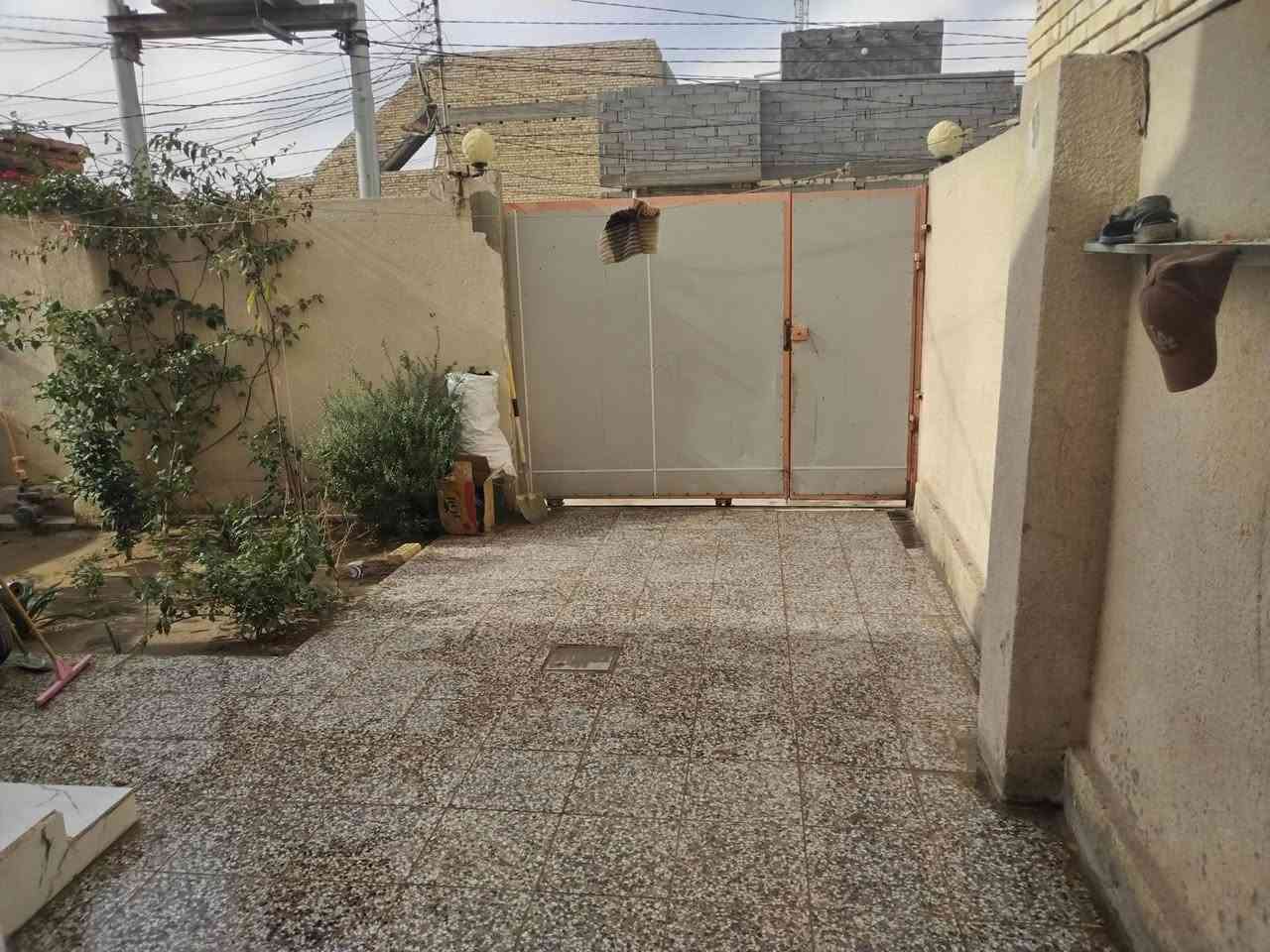 سلام عليكم دار للبيع مساحه 200 متر ركن طابوك جمهوري عنوان الحولي مال ابو مهدي المهندس عل حولي يتكون من كراج كبير وحديقه كبيره وستقبال وصاله وغرف عدد 2 وصحيات خارج والداخل وصاله فوك والصطح فرشي وملبوخ جاهز من كلشي تجي وتكعد بي كبل مفوض بل طابو عرض شارع 15 متر يبعد عن طريق زوار 80 متر التواصل (***********) (***********)
