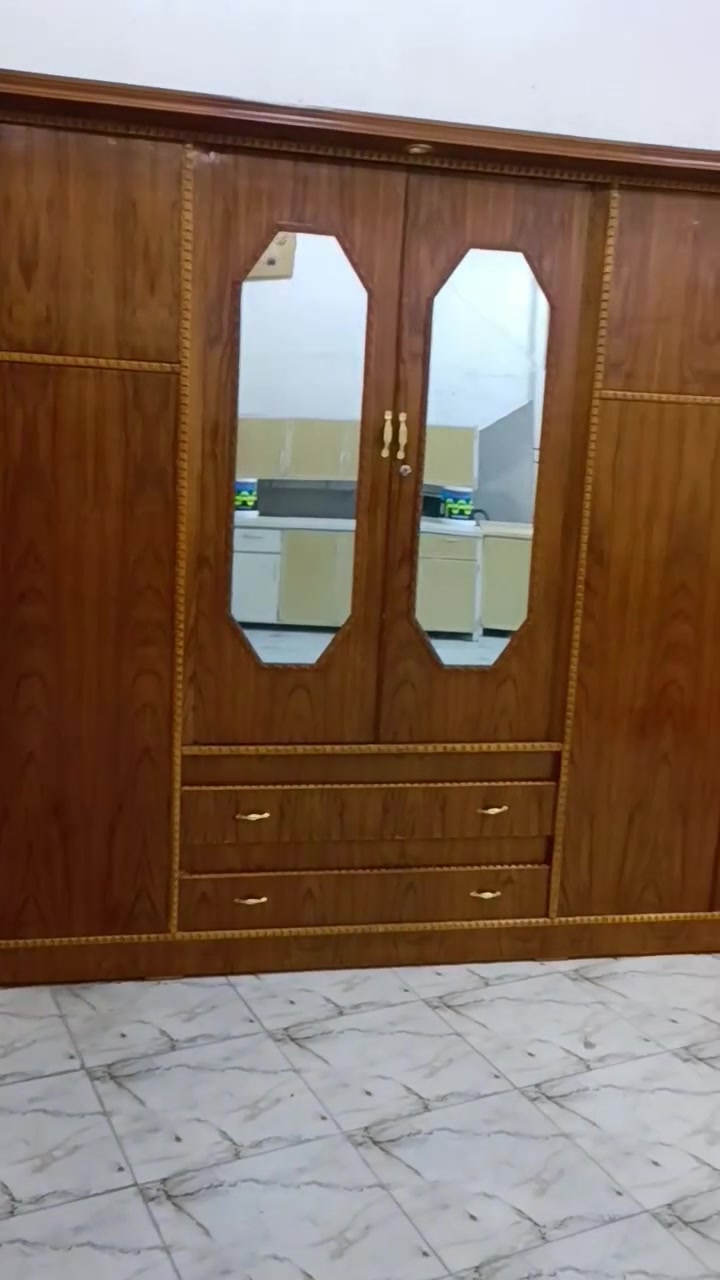 غرفه 6طابقين للبيع سعره رخيص ب650الف نضيفه الشراي يتصل على الرقم ***********
