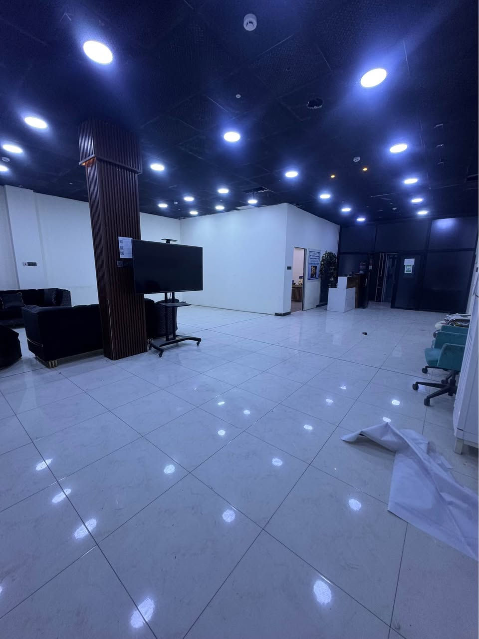 طوابق للايجار مساحة 200 متر 
في بناية تجاريه ( مكاتب - شركات - صالون - مخزن - محلات تجارية ) 

الطويسة حي الخضراء - مقابل الريان 

قاعات مفتوحة او مقطعة 
للاستفسار/ *********** البصرة, العراق
