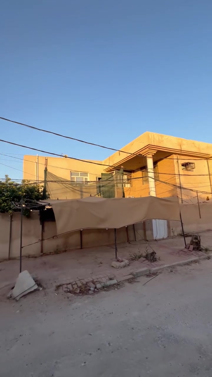 بيت للبيع حي الصحه مساحه 440 م ركن شارع 15 م مفتوح على شارع التجاري البيت يتكون من بيتين معزولات  بناء نظيف ينسكن كلش حلو يباع بسعر عرصه للاستفسار مكتب الشارقة 

***********سيد قحطان الغرابي 
***********سيد كاظم الغرابي
