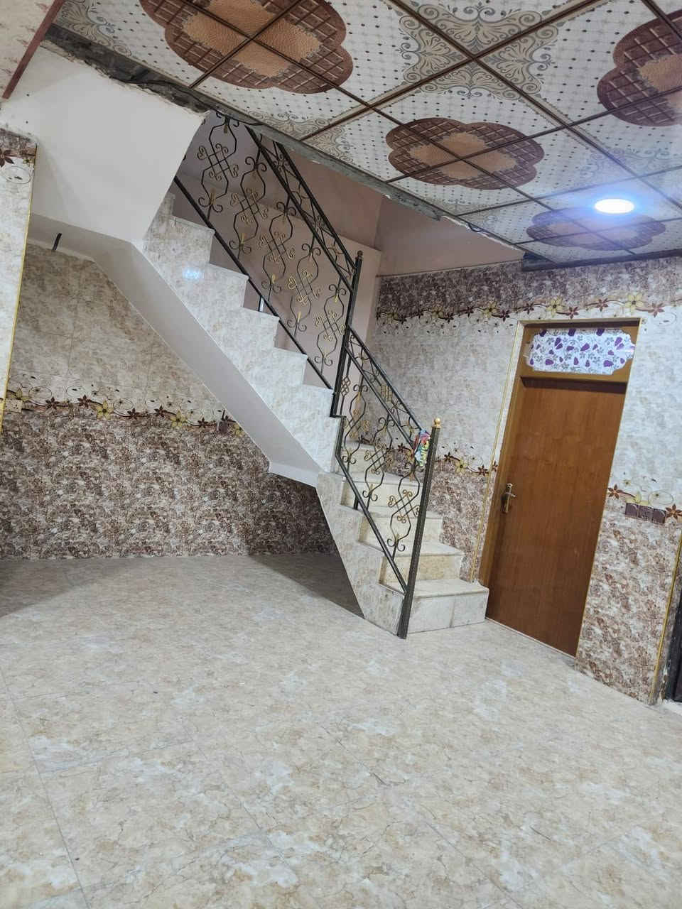 السلام عليكم بيت معروض للبيع بلبراكيه شارع السبيس سند 25 قرار محكمه مشمول بقرار 320قرب مدرسة زهور الجنائن المساحه 100متر بناء طابوك ارضيه صب سقف كونكريت طابقين طابق الاول يحتوي ع مطبخ وصاله ومنور وغرفه  وصحيات خارجيه الطابق الثاني غرف عدد 2وحده من الغرف سويت وصاله  سقوف ثانويه شارع 10متر البيت جاهز من كلشي السعر 55 وبي مجال بسيط للاستفسار يرجى الاتصال ***********
