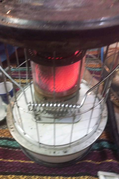 صوبة نفط تقليدية تعمل بحالة جيدة، مثالية للتدفئة في فصل الشتاء. التصميم عملي وسهل الاستخدام، توفر حرارة ممتازة للمساحات الصغيرة. استخدام شخصي ونظيف، محفوظة في مكان آمن وخالية من العيوب الظاهرة.