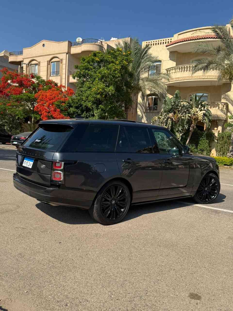 V8 ! رنج روفر فوج أوتوبيوجرافي P525 موديل 2020
 Vogue Autobiography  
الموديل: 2020.
العداد: 98,000 كم فقط.
all fabrica 
all service done 
🎯 مواصفات الرفاهية الملوكية (Autobiography):
🛋️ مقاعد جلد طبيعي فاخر (Semi-Aniline) مع ميزات المساج (Hot Stone)، التبريد والتدفئة للمقاعد الأمامية والخلفية.
📺 نظام ترفيهي متكامل وشاشات لمس ذكية مع نظام صوتي ثلاثي الأبعاد Meridian Signature الفاخر.
🌬️ نظام تعليق هوائي ذكي (الهيدروليك) لراحة تامة تفرش لك الطريق حرير.
🚪 أبواب شفط ذكية وسقف بانورامي يمتد على كامل السيارة.
❄️ نظام تكييف رباعي المناطق مستقل لكل راكب وثلاجة داخلية.
🛡️ رادار تفاعلي، كاميرات محيطية 360 درجة، نظام الحفاظ على المسار، ونظام المساعدة على الركن
رنج_روفر_فوج #رنج_روفر_اوتوبيوجرافي #رنج_فوج #فوج_2020 #سيارات_للبيع #حراج_السيارات #RangeRoverVogue #Autobiography #Vogue2020

call -01006778874


**إذا كنت صاحب هذا الإعلان وتريد حذفه لأي سبب، رجاءا أرسل رسالة إلى الدعم الفني**