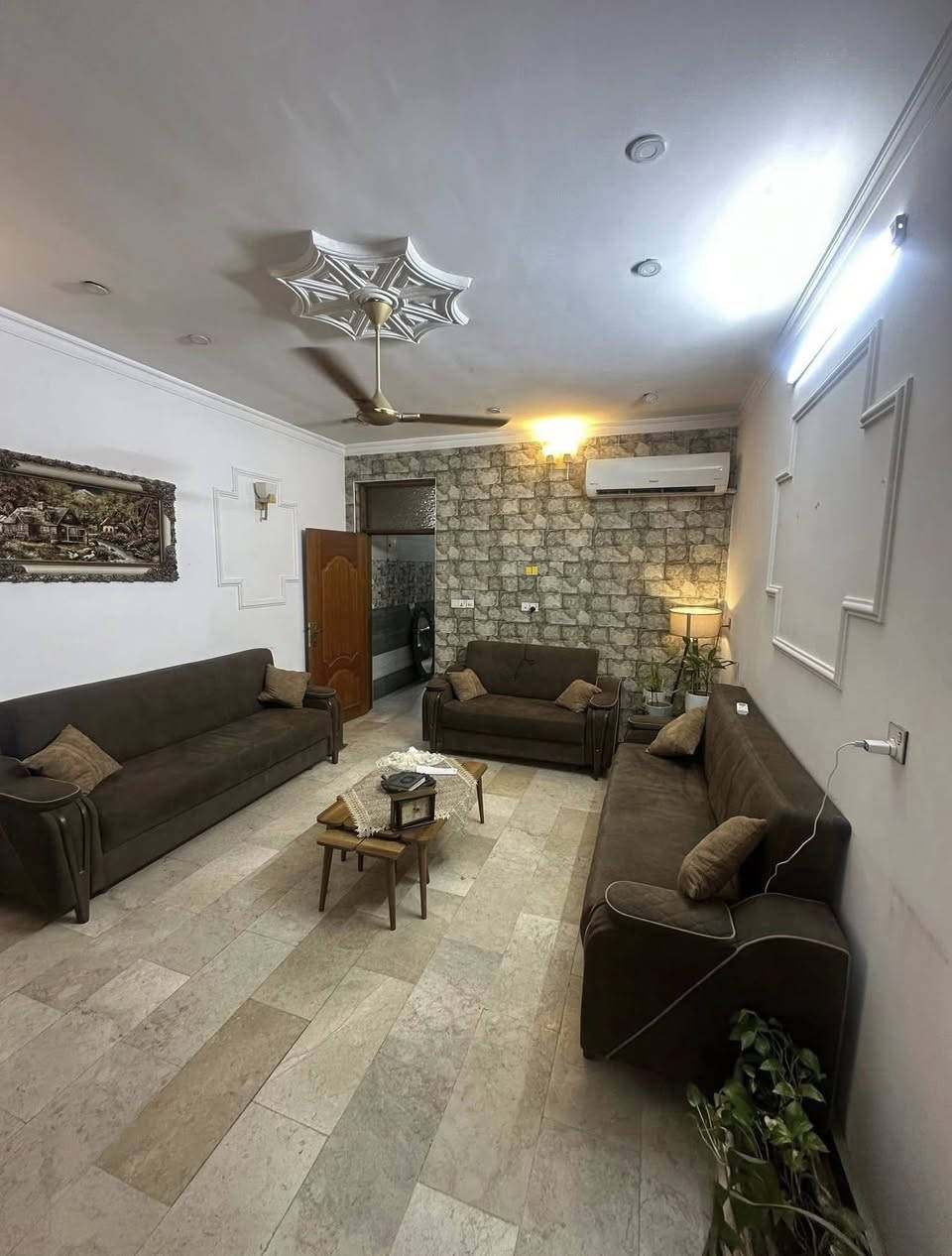بيت 154م للبيع في منطقة حي البنوك / خلف شارع الكنيسة
محلة 319 بناء حديث
واجهـة 5٫85م* نزال 26٫5م
يحتوي على 
كراج 
الطابق الارضي 
مدخلين للبيت ( مدخل استقبال منفصل ) 
ومدخل ممر + مطبخ حار بارد
هول وجلسه + منور 
+ حمام كبير + غرفه نوم 
الطابق الاول 
3غرف نوم كبيره + حمام )
الطابق الثاني 
بيتونه كبيره تنفع مخزن + سطحين امامي وخلفي كبيرين 

للاستفسار الاتصال بالرقم او مراجعة مكتب الجوهرة للوساطة العقارية الكائن في شارع الكنيسة 
***********
