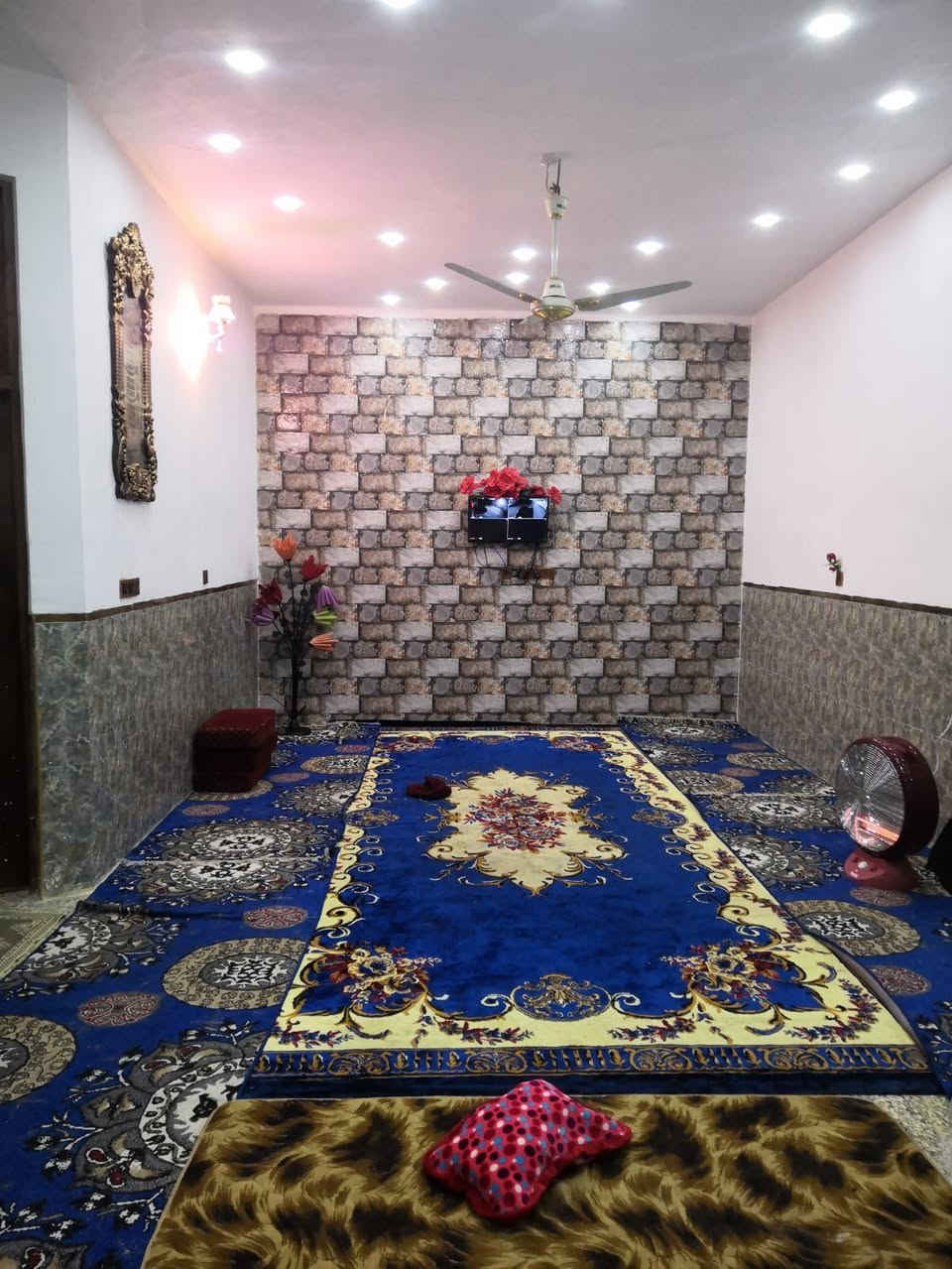 دار للبيع المساحه 220 متر طابقين بناء جديد كونكرية يحتوي على غرفتين وصاله وستقبال ومطبخ وصحياة وحمام الطابق الثاني يحتوي على غرفتين وصاله ومطبخ وصحياة وحمام العنوان حي العسكري الثانيه قرب حسينية ام البنين شارع ٦٠ مرجعة مكتب الكعبي للعقار *********** وتساب اتصال
