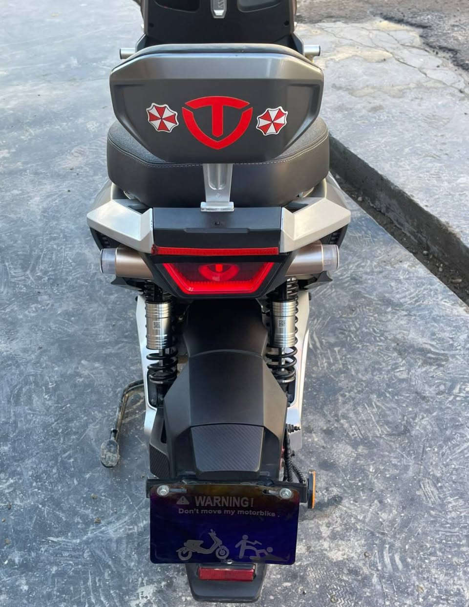 متاح درجة معروفه ب tallg معروفه
دراجه شحن كامله ما ناقصه اي شي 
مواصفاته... 
ملف 2000w
سرعته حقيقي 75 
لايت عالي ناصي رماش
منفذ usp 
رماش 
دبل اشاره 
ملاحظه / شاحنه وياه اصليه  
3 نمر 
دراجه بيه شلعه و معدل قوي 
تمشيك ب شحنه وحده 75k
سعر,950 بيه مجال بسيط 
عنوان بغداد شعب 
الاتفسار ***********
