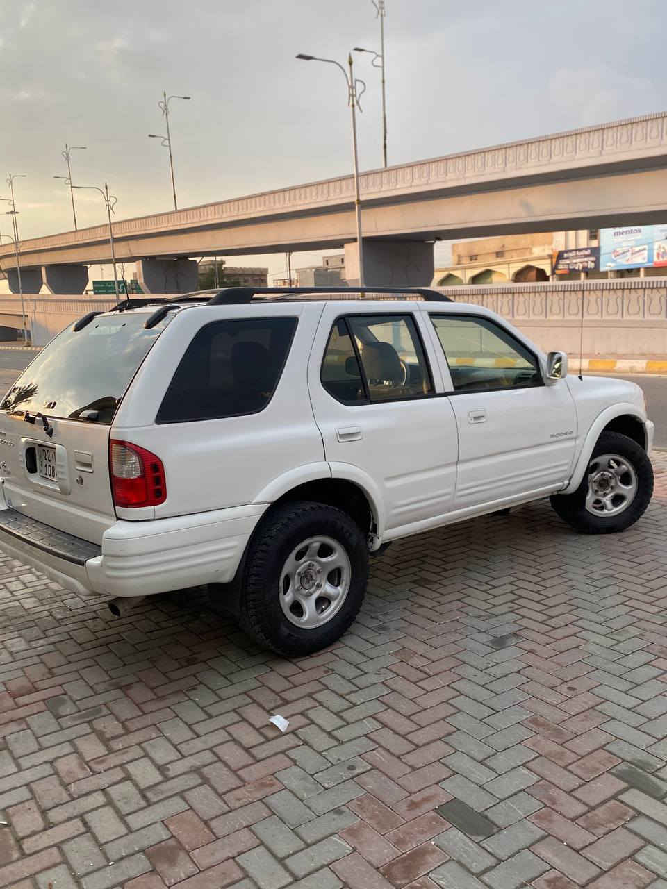 ازوزه موديل ٢٠٠٢ محرك ٦ سلندر مكفول رقم اربيل دولي اباسمي هزه براد كلها جدد تحويل او وكاله حاضر سياره ابلاديه مال جناي السعر ٦٩ وبيها مجال *********** و ***********
