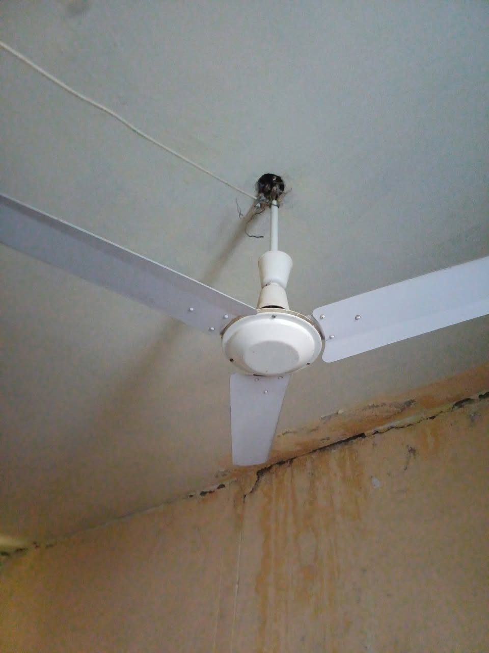 البيع المكيف ماداخل تصليح والمروحة شغاله ***********
