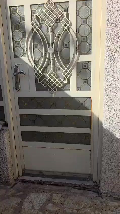 بيت للبيع مساحه 100متر واجهه 5 يحتوي على مدخلين طابق اول صاله مطبخ مفتوح منور صحيات غرفه ومنور طابق ثاني غرفه صحيات صاله مفتوحه سطح طابق ثالث سطحين حولي بنص زعفرانيه نهايه اربع شوارع سعر 115 مع العلم بناء بيت 2042سيراميك ممر مطبخ درج صاله بيت نظيف جدا مايحتاج شي ***********
