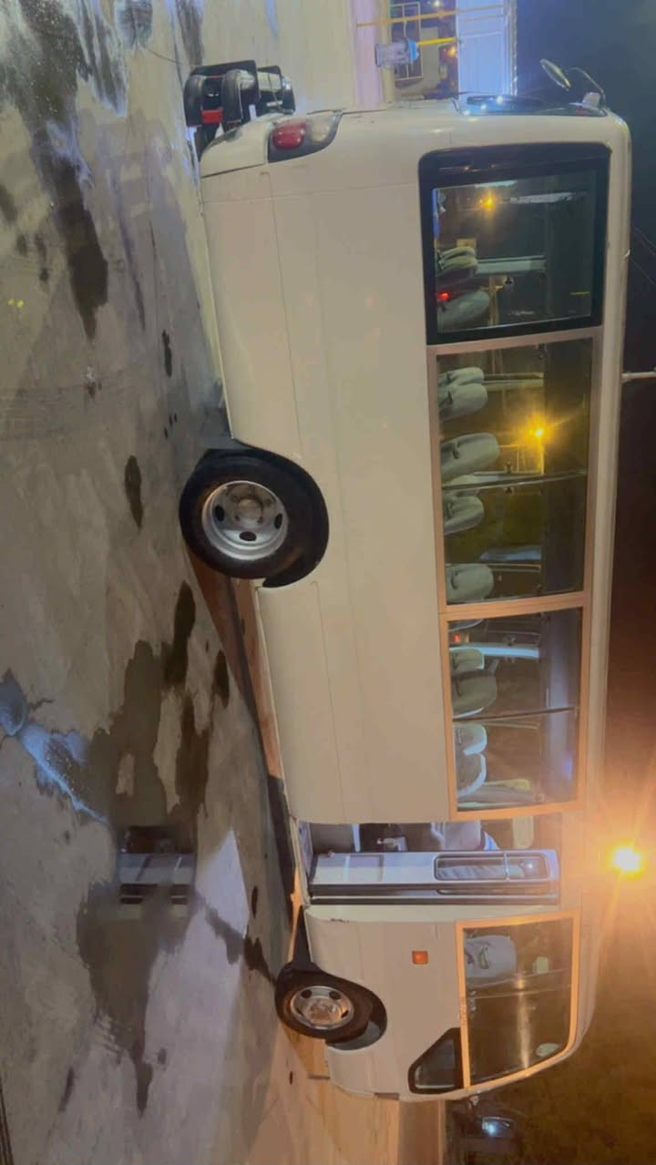 السلام عليكم
كوستر موديل.2013 للبيع مكينه بيها تنقيص قليل اكسل بي ونه  بالخامس وبيها رش متر تقريباً محدد بالصور 
بدون معجون او ضربه وره باب العبري جوه الجام الباقي   مكفول صدر جديد كشنات ستاركس  غرفتها و ارضيتها جديده من الداخل منظومه غاز 80 لتر .. مصفره هيئه وغرامات رقم أربيل  السعر 250 وبيه مجال .. سوبايه موجوده وياها .. ترهم مرواس 
بنيسان عالي م ١٦ وجوه

***********
