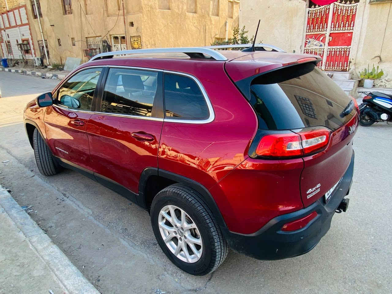 اسم_السيارة : جيب شيروكي بزون
#الفئة : Latitude 
#الموديل:2017
#الضرر / حسب الصور بدون اي تبديل
كير محرك تبريد حماوة كلها كفالة 
#النواقص / اذان محرك السفليه فقط
والبدي بي بارد وتكحيلات قليله
#الــمــواصــفـــات :-
{1} محرك 6 سلندر 3200
{2} تشغيل عن بعد 
{3} كاميرا دواره ستيرن
{4} شاشه حجم كبير
{5} بانوراما 
{6} لايت زنون + كشاف+ حاجب زنون
{7} بصمة تشغيل وبصمة ابواب
{8} منافذ USB امامي خلفي
{9} سستم صوت متكامل
{10} تحكم سترين جهتين
{11} نضام ABS مانع انزلاق
{12} كشن السائق كهرباء
{13} اشاير بالمري
{14} تبريد امامي خلفي 
{15} جنطة كهرباء شفط
{16} فور ويل
{17} رادار جانبي (نقطة عمياء)
{18} عداد المسافة 111 ميل
{19} انارة ترحيب عند الاقتراب من السيارة او فتح الباب

السعر 123 بيها مجال قليل 
للتواصل ***********
مكانها الناصريه المركز
